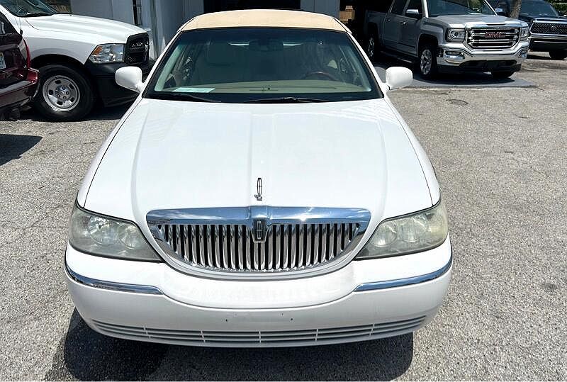 2008 Lincoln Town Car Signature Limited image 1
