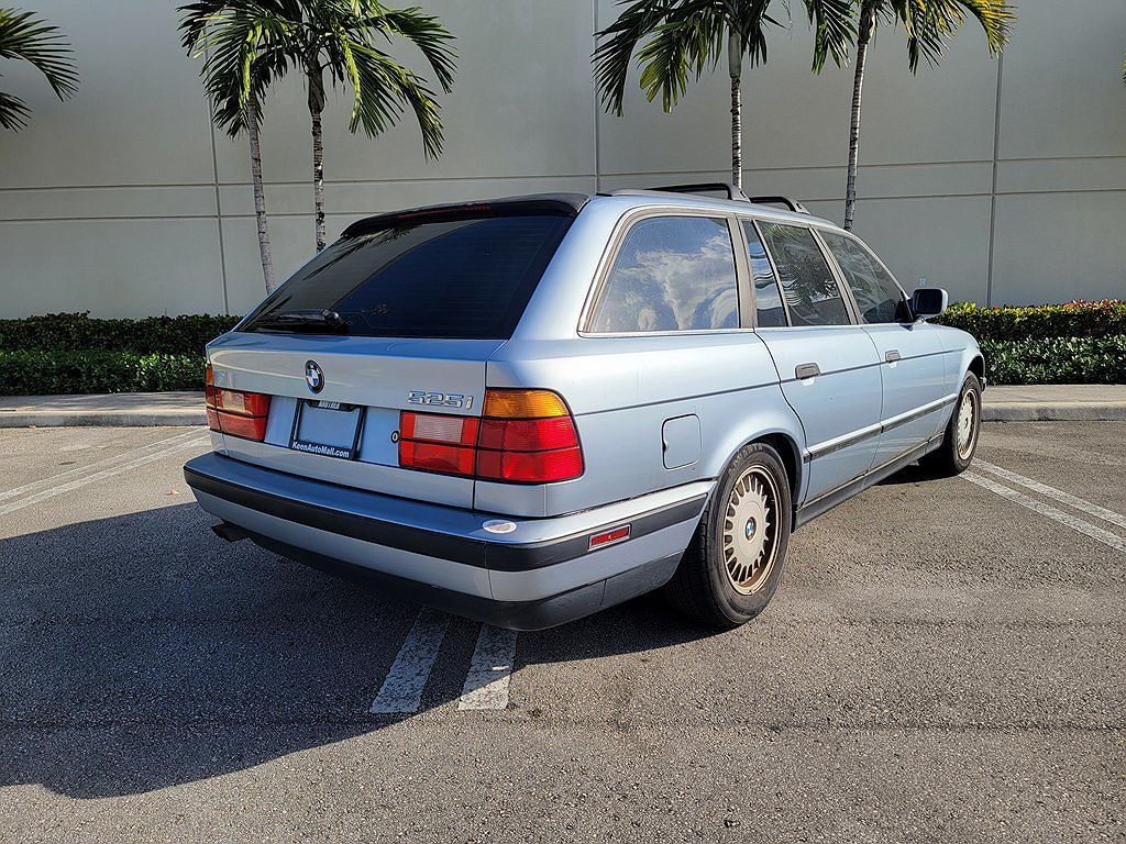 1992 BMW 5 Series 525i image 4