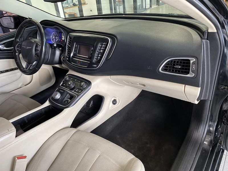 2016 Chrysler 200 Limited image 9