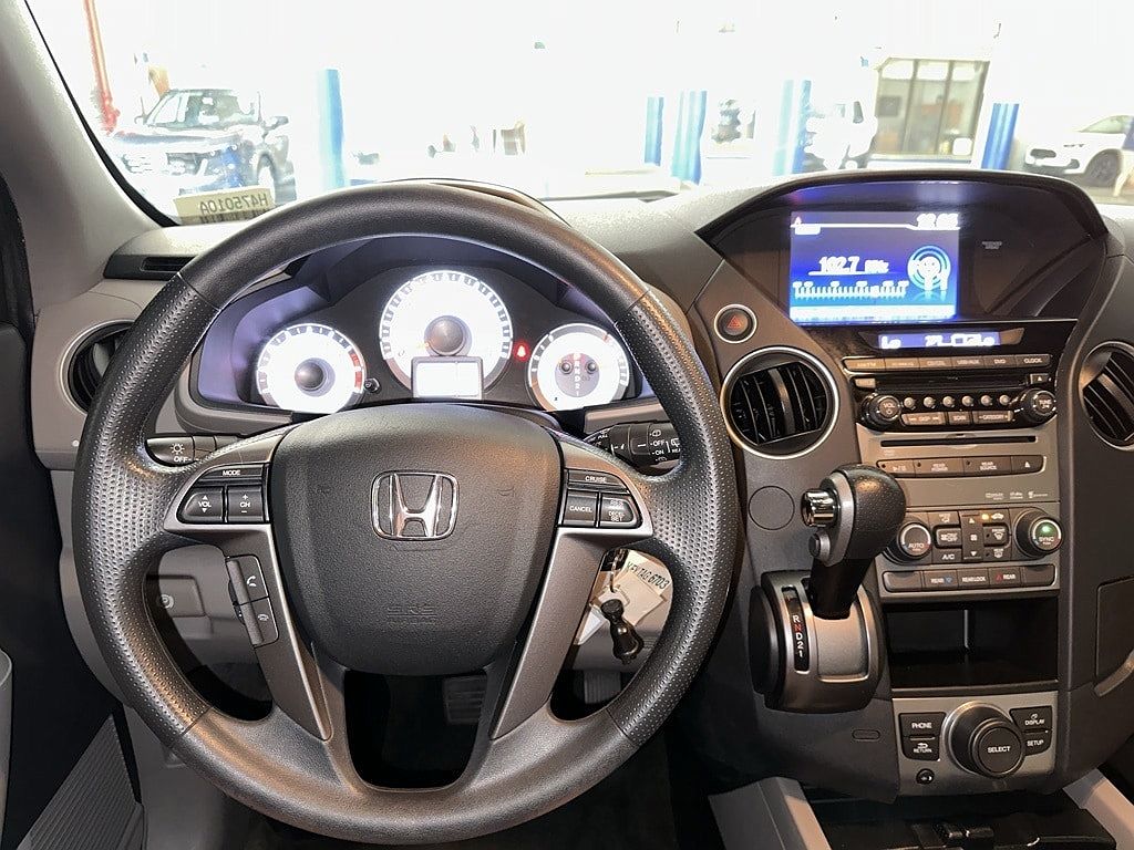 2015 Honda Pilot SE image 11