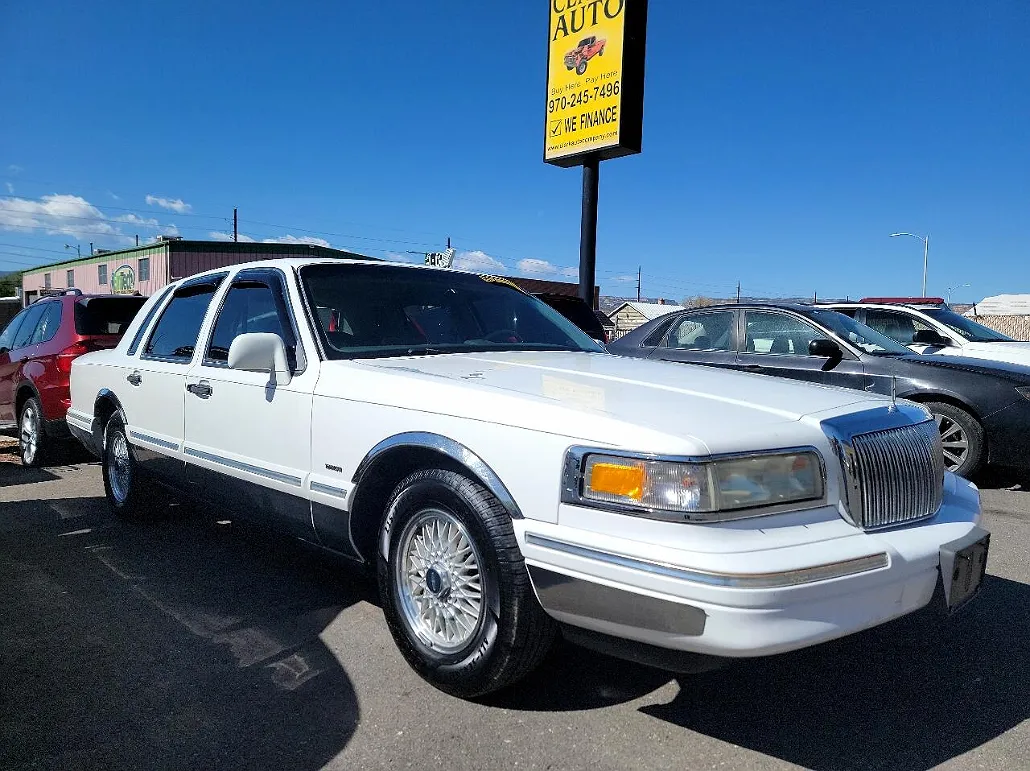 1996 Lincoln Town Car Signature image 1