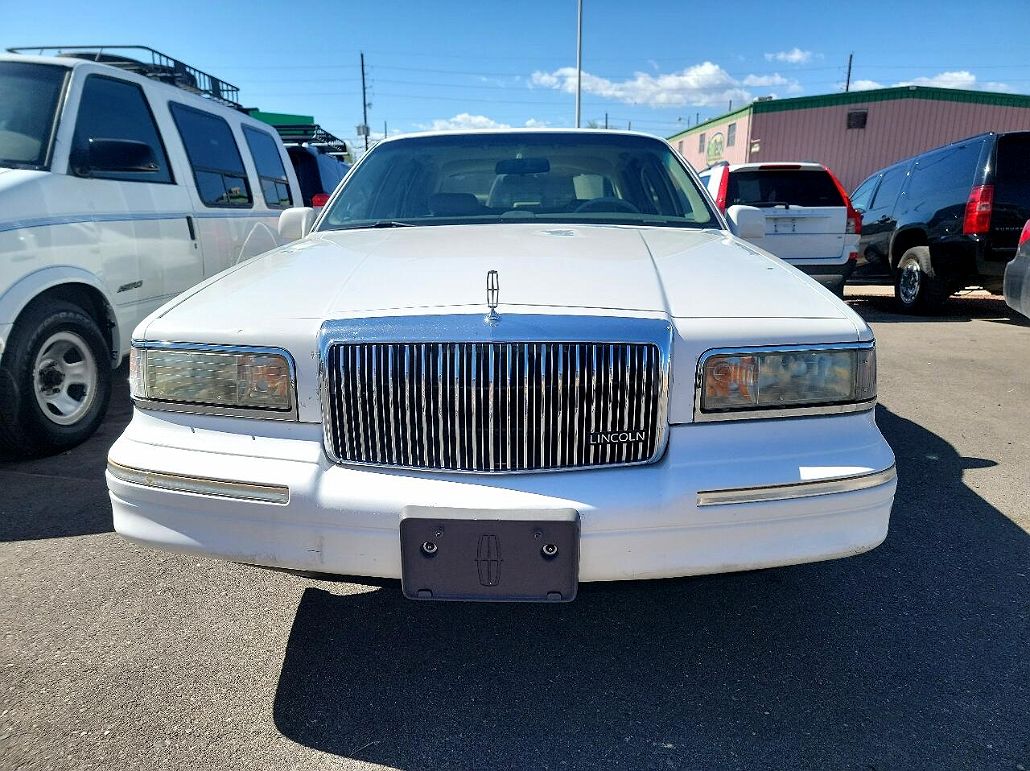 1996 Lincoln Town Car Signature image 5