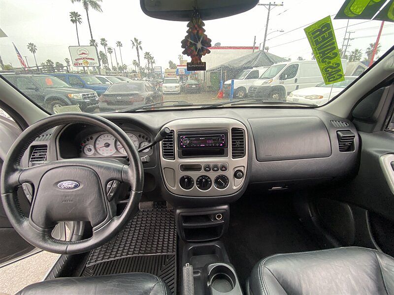2004 Ford Escape Limited image 10
