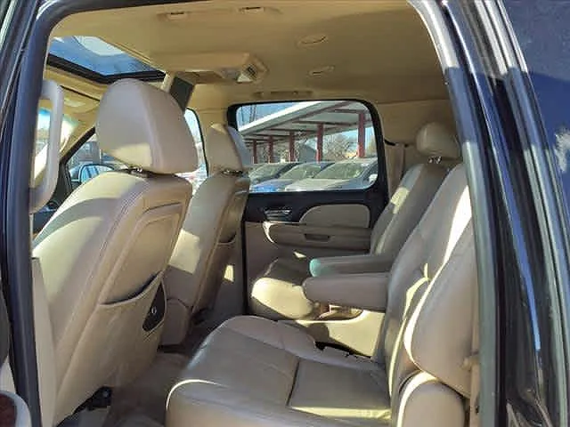 2007 Chevrolet Suburban 1500 LTZ image 4