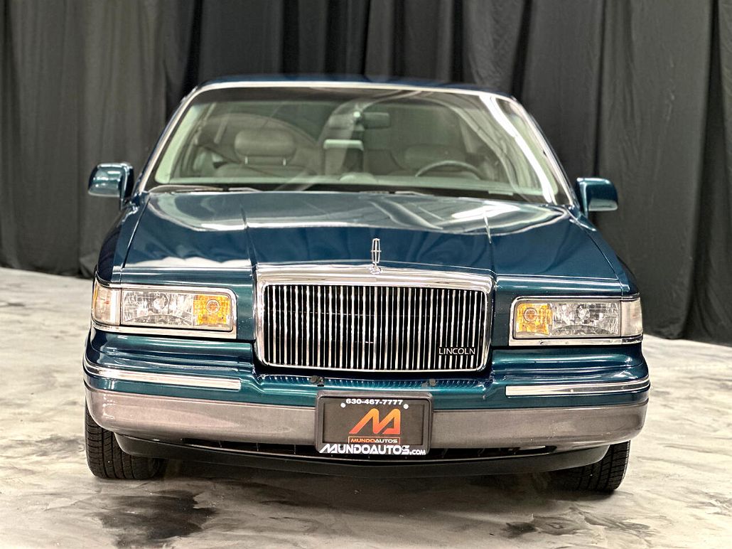 1997 Lincoln Town Car Signature image 1
