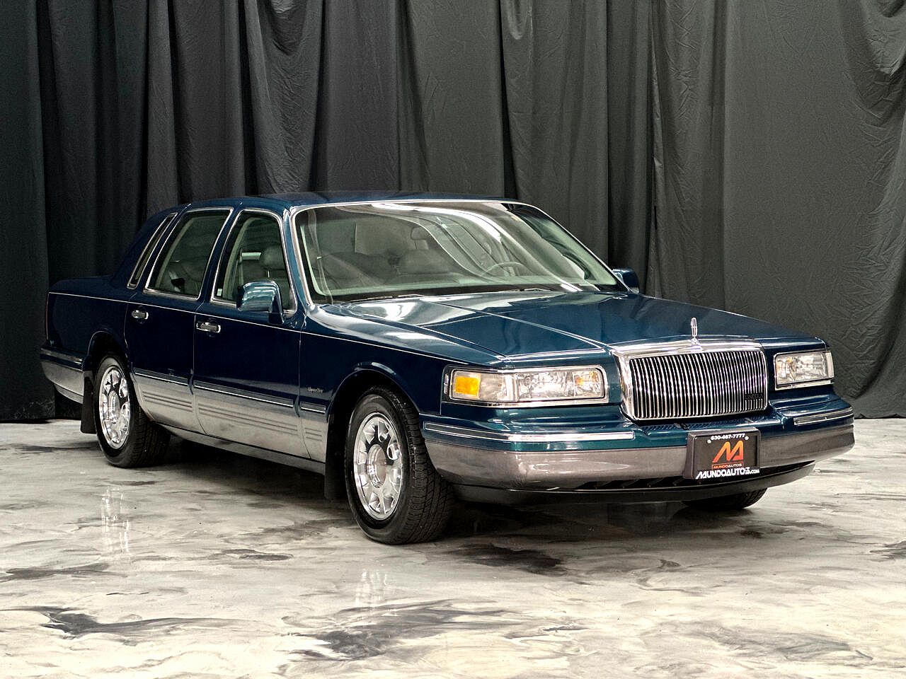 1997 Lincoln Town Car Signature image 2