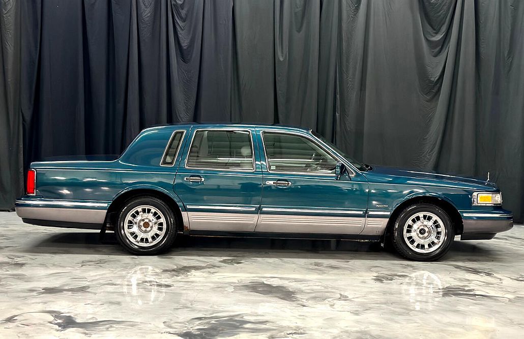 1997 Lincoln Town Car Signature image 3