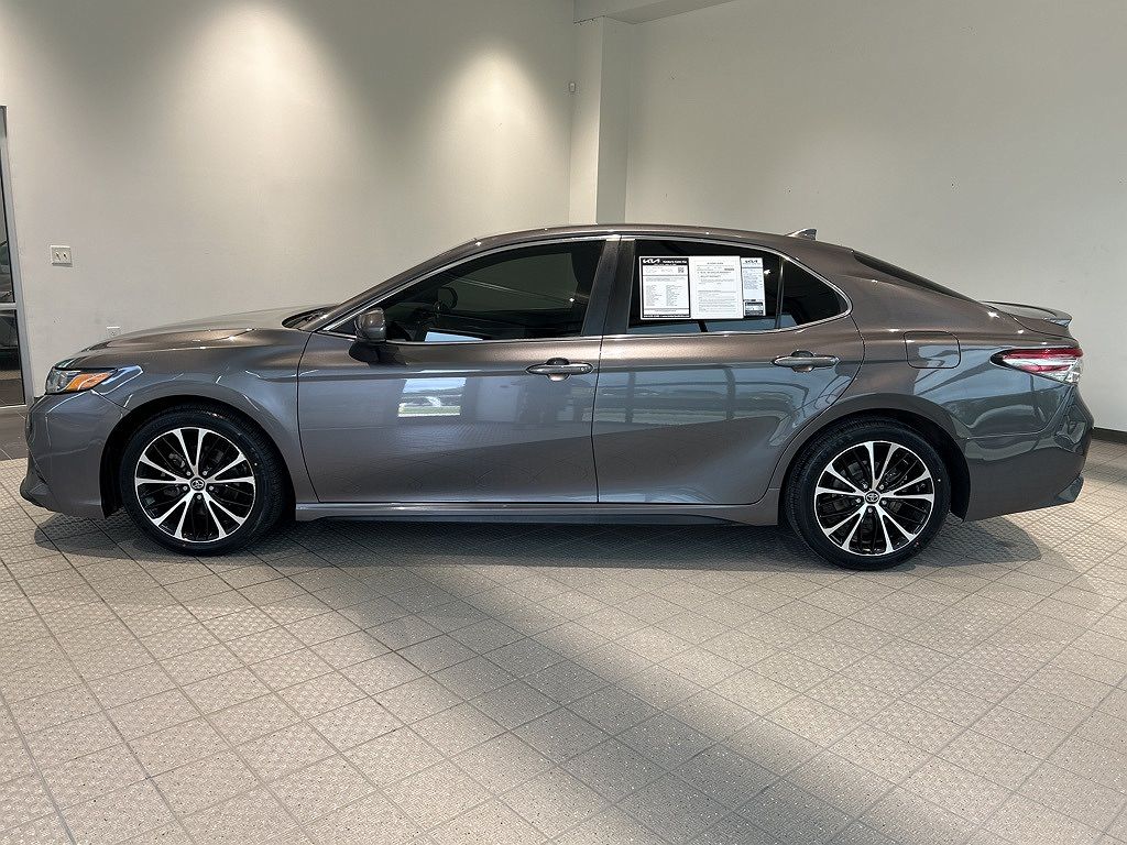 2019 Toyota Camry LE image 1