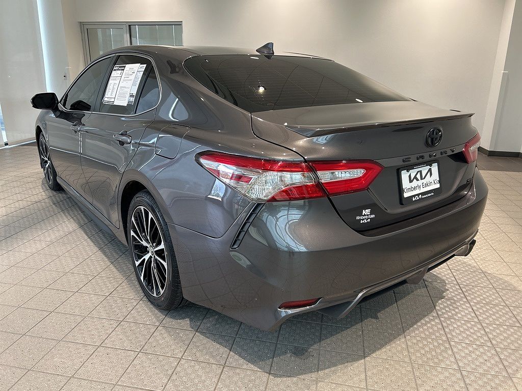 2019 Toyota Camry null image 2