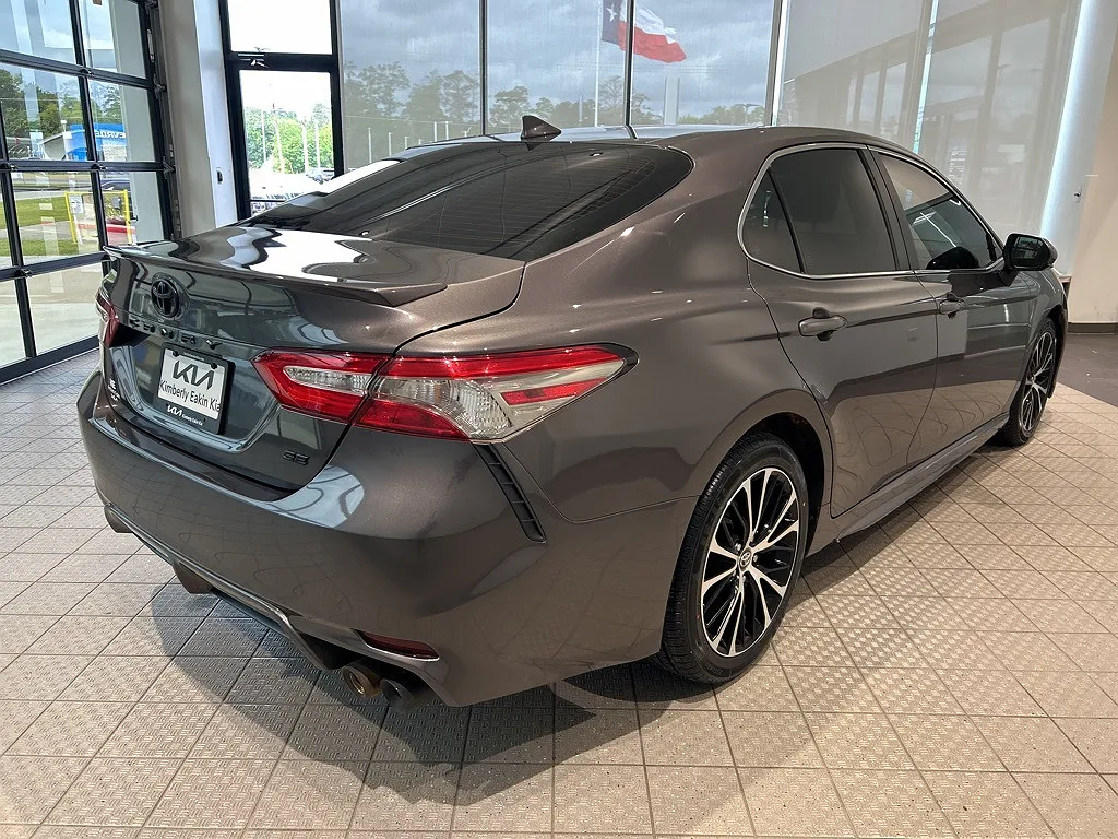 2019 Toyota Camry null image 4