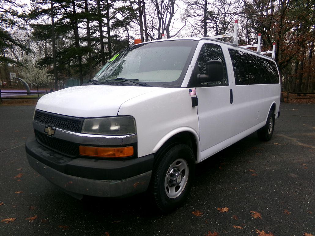 2010 Chevrolet Express 3500 image 2