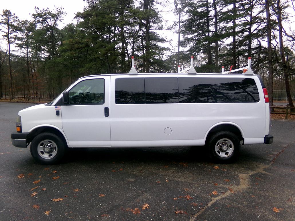 2010 Chevrolet Express 3500 image 3