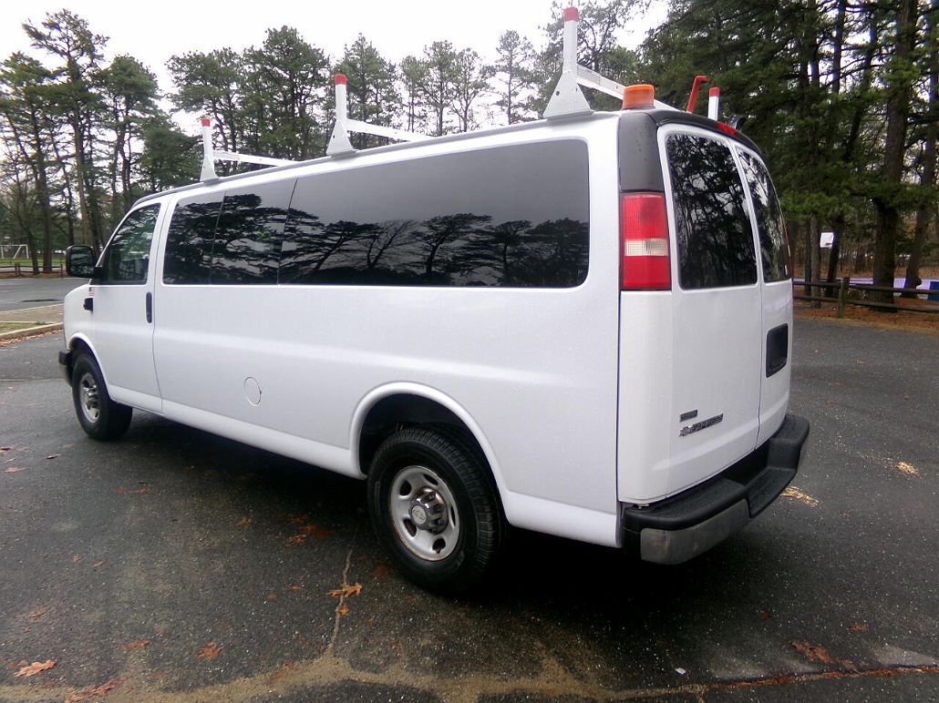 2010 Chevrolet Express 3500 image 4