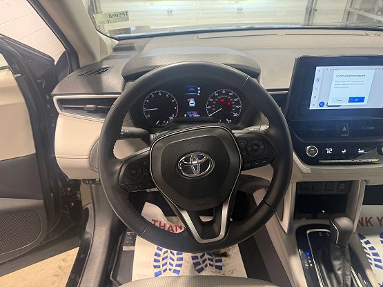 2024 Toyota Corolla Cross LE photo 2