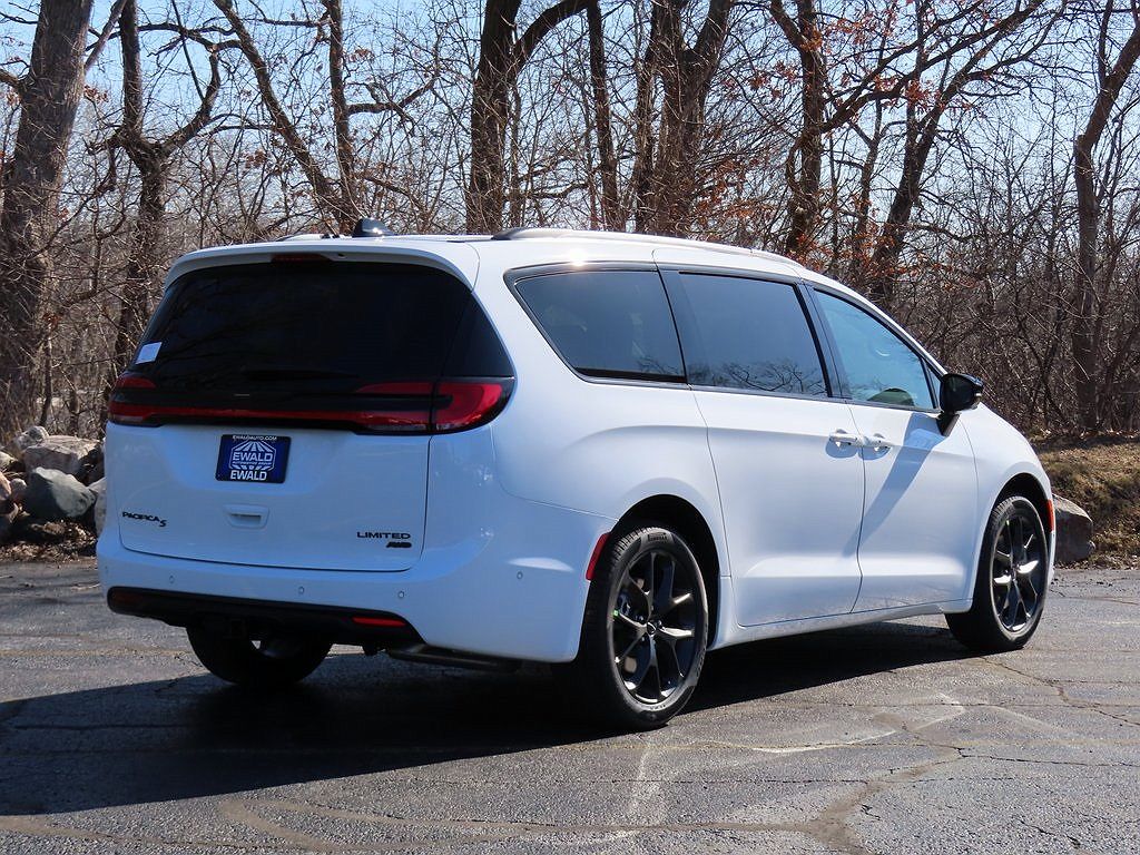 2024 Chrysler Pacifica Limited image 2