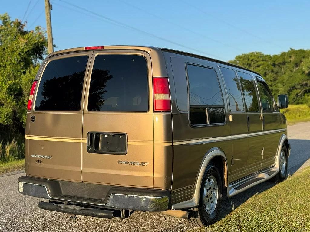 2004 Chevrolet Express 1500 image 2
