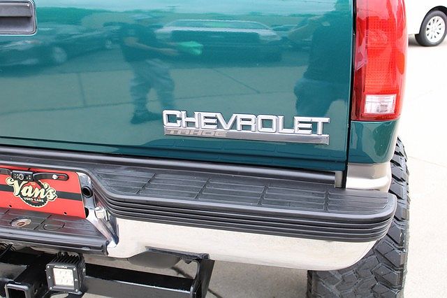 1995 Chevrolet Tahoe Base image 8