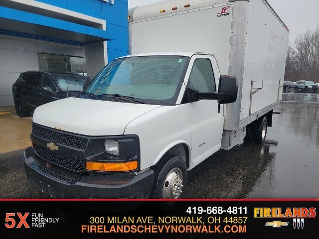 2015 Chevrolet Express 4500 image 1