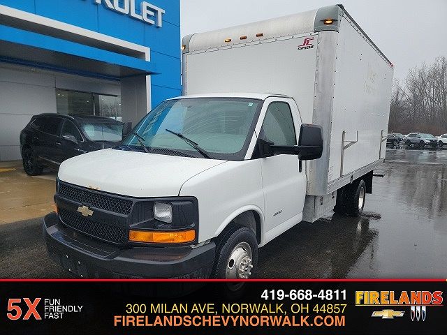 2015 Chevrolet Express 4500 image 2