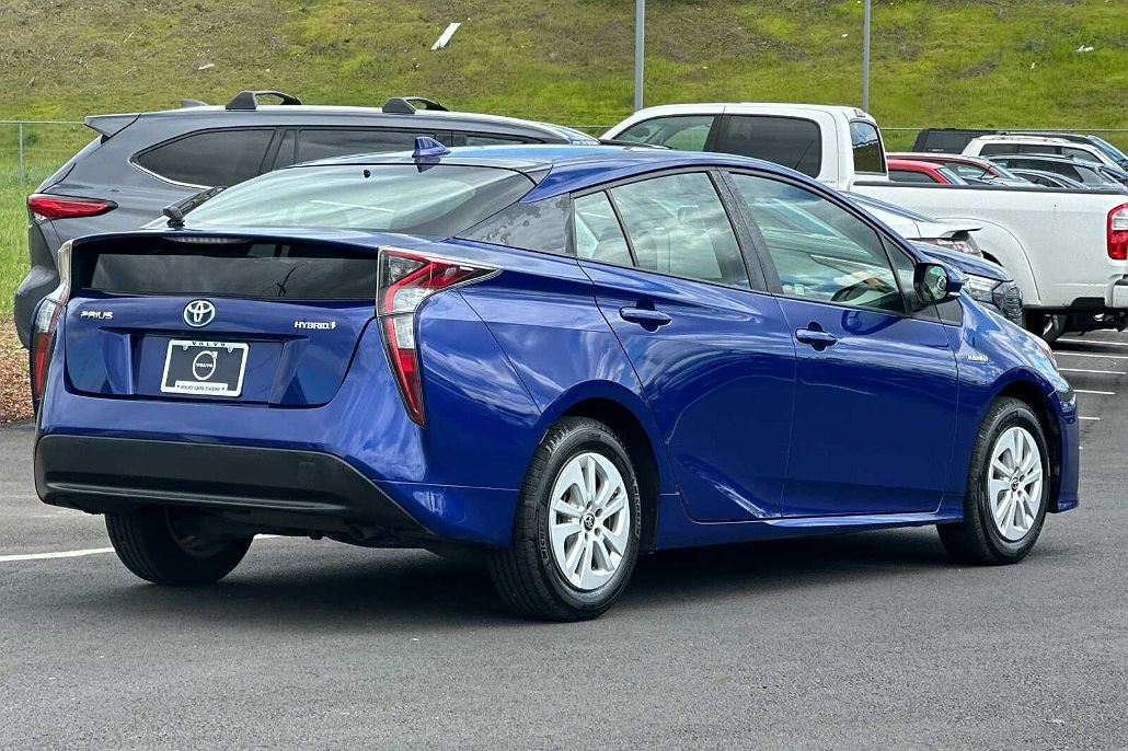 2016 Toyota Prius Two image 3
