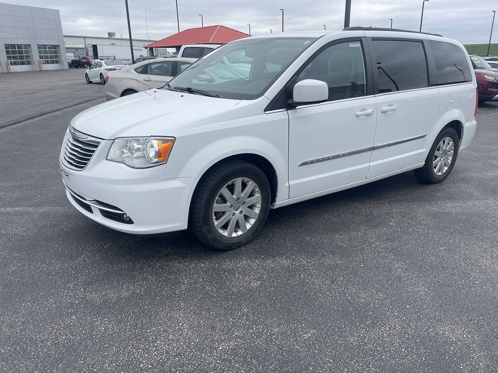 2016 Chrysler Town & Country Touring image 2
