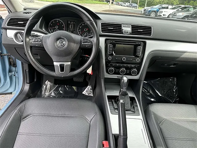 2012 Volkswagen Passat SE image 1