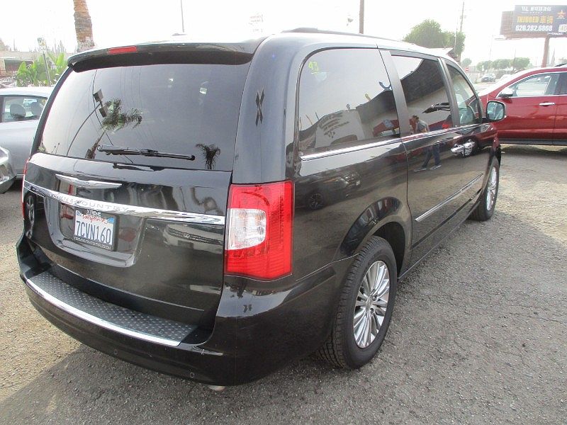 2014 Chrysler Town & Country Touring image 5