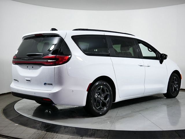 2024 Chrysler Pacifica Select image 2