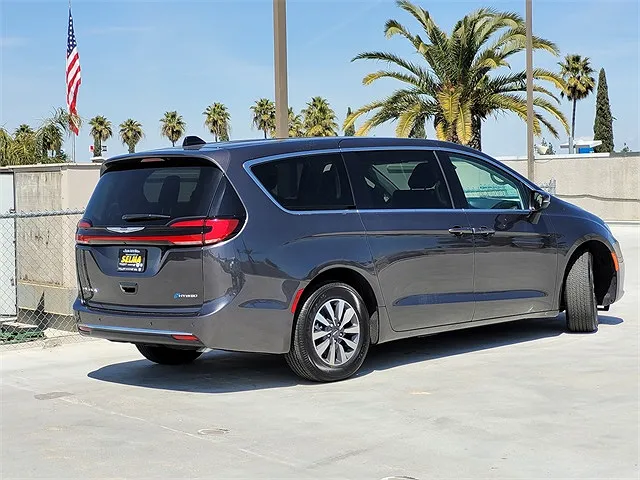2023 Chrysler Pacifica Touring-L image 4