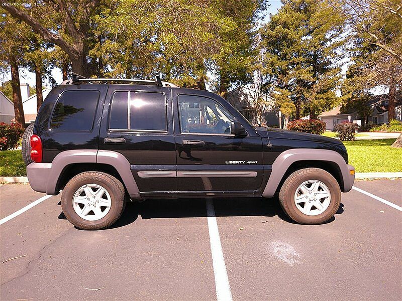 2003 Jeep Liberty Sport image 2