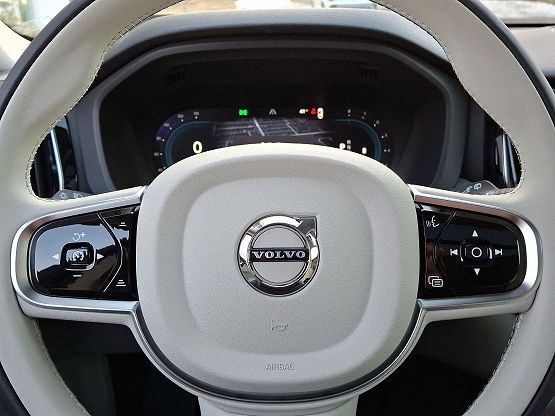 2025 Volvo XC60 B5 Plus photo 11