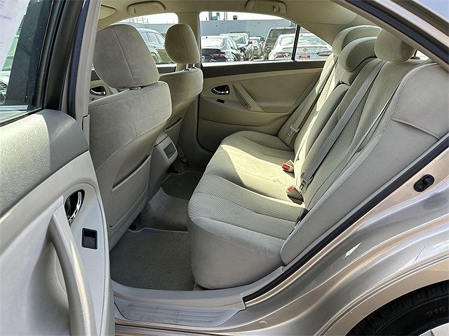 2009 Toyota Camry LE image 2