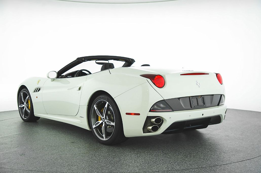 2014 Ferrari California null image 5