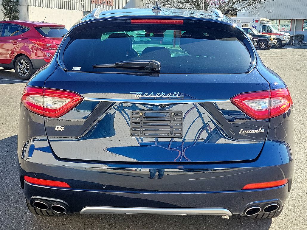 2019 Maserati Levante null image 4