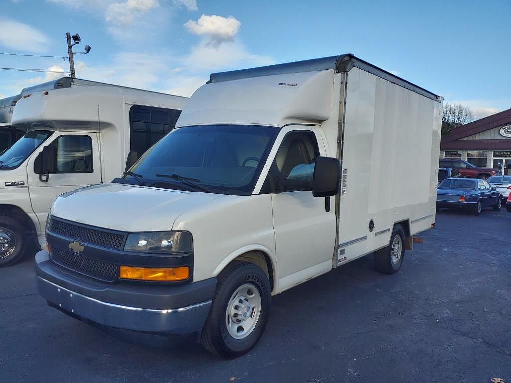 2018 Chevrolet Express 3500 image 2