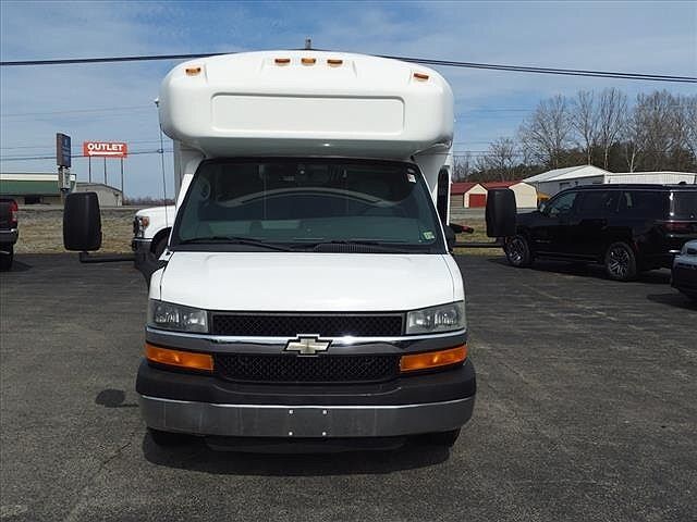 2014 Chevrolet Express 4500 image 10