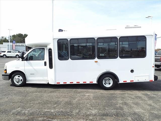 2014 Chevrolet Express 4500 image 1