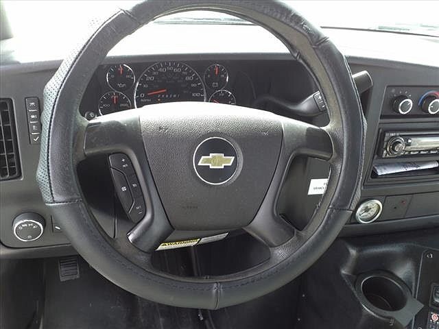 2014 Chevrolet Express 4500 image 19