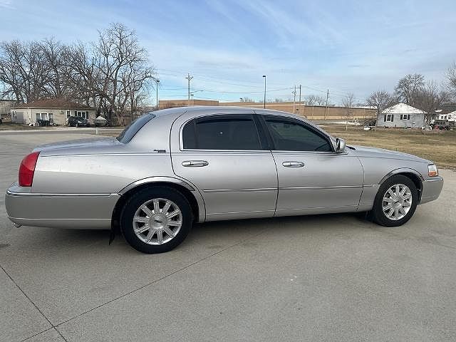 2011 Lincoln Town Car Signature Limited image 12