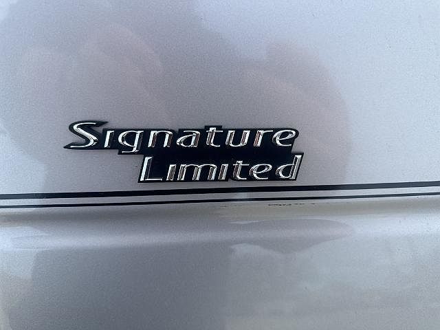 2011 Lincoln Town Car Signature Limited image 19