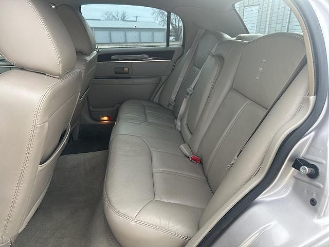 2011 Lincoln Town Car Signature Limited image 24