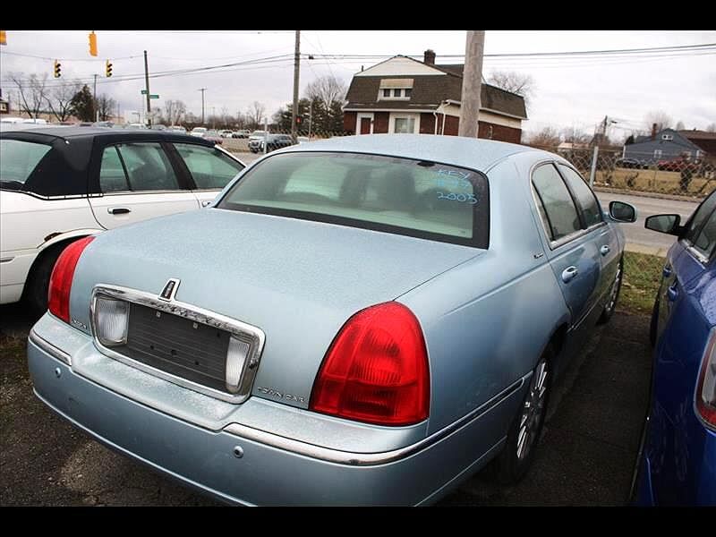 2005 Lincoln Town Car Signature image 0