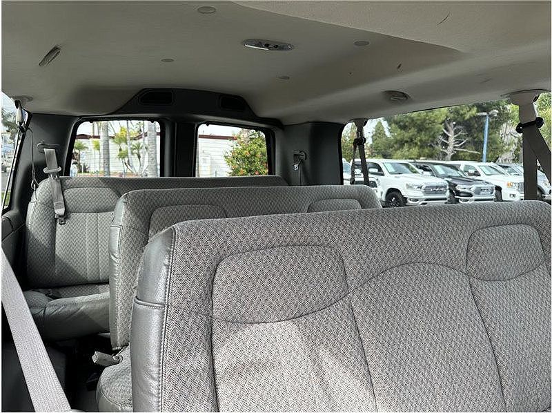 2006 Chevrolet Express 3500 image 17