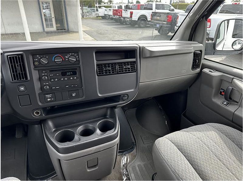 2006 Chevrolet Express 3500 image 21