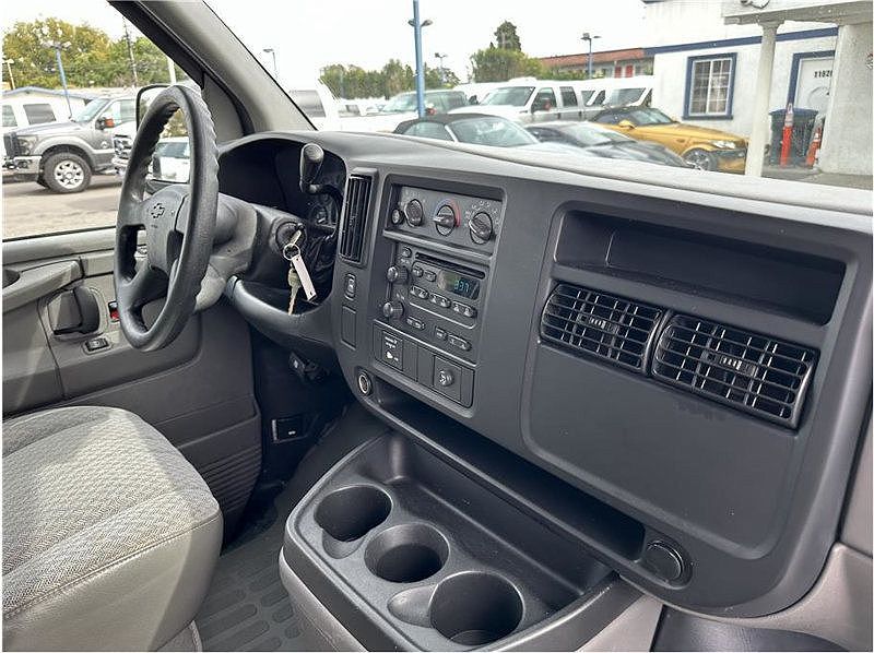2006 Chevrolet Express 3500 image 25