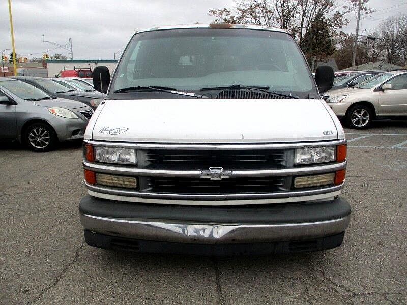 2000 Chevrolet Express 1500 image 2