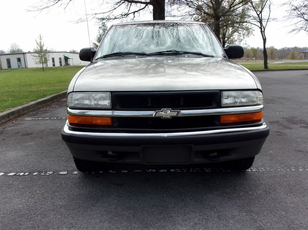 2001 Chevrolet Blazer LS image 2