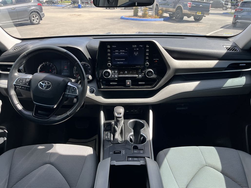 2021 Toyota Highlander LE image 3