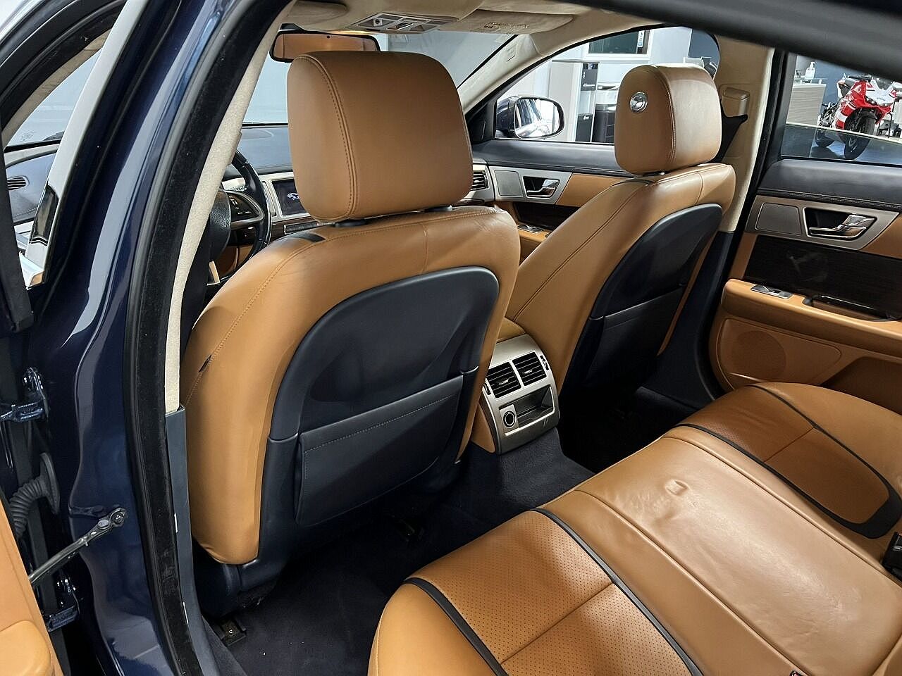 2012 Jaguar XF Portfolio image 24