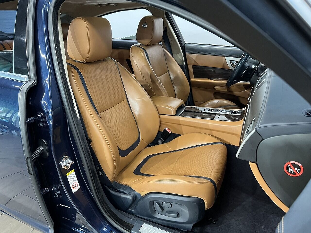 2012 Jaguar XF Portfolio image 31